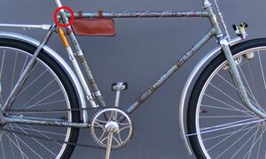 Position der Rahmennummer bei Brandenburg-Tourenrahmen (in Fahrtrichtung rechts an der Sattelmuffe)