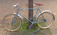 Herrenrahmen in Hellblau-Metallic, hier offenbar mit 26-Zoll-Laufrädern bestückt.