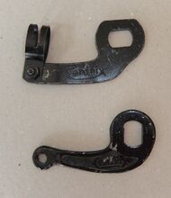 Bremsanker für Centrix-Naben Zeitraum: hier: um 1950 Material: Stahl lackiert Prägung: Centrix Bemerkungen: Befestigung am Rahmen mit Schelle. Schelle des oberen Bremsankers geprägt mit: " RC 15x25"