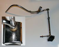 Stempelbremse mit Gestänge Zeitraum: vermutlich 50er Jahre Verwendung: Zubehörteil Hersteller: Orthopädie Königsee Material: Stahl (verchromt) Bemerkungen: gekröpfter Bremshebel