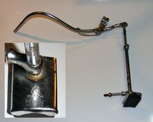 Gestänge-Stempelbremse Zeitraum: 1960er Jahre Verwendung: Zubehörteil Hersteller: Orthopädie Königsee Material: Stahl (verchromt) Bemerkungen: gekröpfter Bremshebel