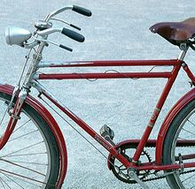 Bremsgestänge Statt mit Bowdenzügen werden diese Bremsen über Gestänge, verbunden mit Umlenkhebeln, betätigt.