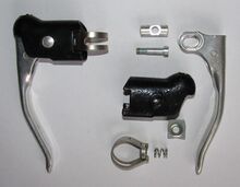 Rasant-Bremsgriff für Mittelzugbremsen Zeitraum: 1980er Jahre Verwendung: Modelle Diamant#Diamant Rennräder Material: Aluminium Bemerkungen: schwarze Kunststoff- beschichtung; integrierte Zugentlaster (Langloch und Druckfeder)