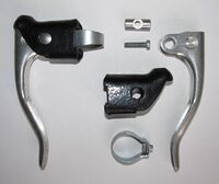 Rasant-Bremsgriff für Seitenzugbremsen Zeitraum: 80er Jahre Verwendung: Rennräder von Diamant Material: Aluminium Bemerkungen: schwarze Kunststoff- beschichtung; ohne Zugentlaster