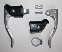 Rasant-Bremsgriff für Seitenzugbremsen Zeitraum: 1980er Jahre Verwendung: Rennräder von Diamant Material: Aluminium Bemerkungen: schwarze Kunststoff- beschichtung; ohne Zugentlaster