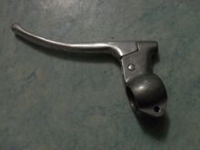 MILA-Bremshebel (Exportausführung) Zeitraum: 198x bis 1990 Verwendung: vrmtl. nur für Exportausführungen Material: Aluminium Bemerkungen: Ende des Bremshebels abgerundet