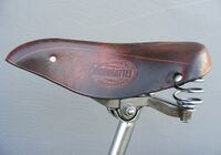 Tourensattel "Burgsattel" Zeitraum: 194x bis 195x (hier: 1951) Verwendung: Diamant-Fahrräder Decke: Leder, lackiert Gestell: Stahl, verchromt Bemerkungen: Ausführungen für Damen- und Herrenräder