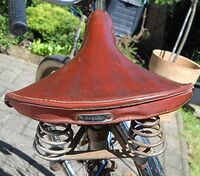 Burgsattel aus Kunstleder, 1950, verchromtes Gestell