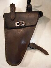 Rahmentasche vder Erzgebirgischen Lederwaren-Industrie Augustusburg Zeitraum: Anfang 1950er Jahre Material: Leder, lackiert Bekannte Farben: Dunkelbraun Verwendung: vrmtl. hauptsächlich Diamant-Fahrräder Bemerkungen: mit geprägtem Gütezeichen und Betriebsnummer auf Rückseite