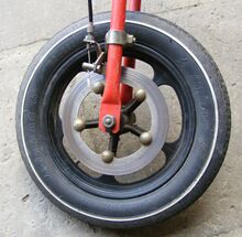 Scheibenbremse Zeitraum: 1980er Jahre Verwendung: Crossi-Kinderfahrräder Material: Aluminium (Bremsscheibe), Stahl (Bremsmechanik) Bemerkungen: Befestigung der Bremsmechanik an der Gabel mittels verschraubter Schelle