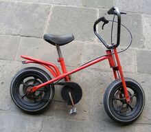 Die Bereifung und vrmtl. auch der Sattel sind nicht original.