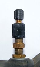 Dunlopventil Zeitraum: vrmtl. Anfang 50er Jahre Hersteller: ?? Material: Messing, Duroplast Bemerkungen: vollständiges Ventil an einem Degufa-Fahrradschlauch