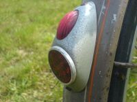 Rücklicht Typ 8507.1/1 ("Hexennase") Zeitraum: ca. 1956 bis 1960 Verwendung: Fahrräder von Mifa und Simson Material: Stahlblech, Kunststoff, Glas, Aluminium Farben/Varianten: silber, schwarz, silber Hammerschlag (im Bild) Bemerkungen: Farbvariante des vorstehend gezeigten Rücklichts