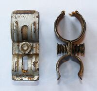 Zeitraum: 19?? - Anfang der 60er Jahre, hier: 1960 Hersteller: VEB LUX Material: Stahl, silber lackiert Bemerkungen: Einlage aus Kunstleder. Prägung: RUX PATENT MADE IN GERMANY. Breite Ausführung.