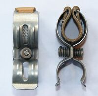 Zeitraum: 60er Jahre Hersteller: vrmtl. VEB LUX Material: Stahl, verzinkt Bemerkungen: Einlage aus Kunstleder. Ungeprägt.