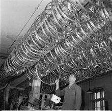 Lagerraum mit Laufrädern. Aufnahmezeitpunkt unbekannt, vrmtl. 1950er Jahre.