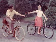 Fotografie von etwa 1961 (vrmtl. als Katalogbild vorgesehen) links im Bild ein Modell 35 102; rechts ein Modell 35 154