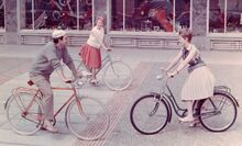 Fotografie von etwa 1961, vrmtl. als Katalogbild vorgesehen links im Bild ein frühes und außergewöhnliches Modell 35 201 (oranger Uni-Lack und großer Unterrohrschriftzug); dahinter ein Modell 35 253 und rechts ein Modell 35 154