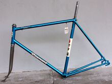 Neben dem kürzeren Radstand fallen vor allem die Feinguss-Ausfallenden auf.