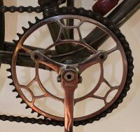 Diamant-Kettenblatt (Rennrad) Zeitraum: bis Anfang 50er Jahre Verwendung: Diamant Modell 67 Material: Stahl (verchromt) Befestigung: 3-Punkt-Befestigung (120mm Lochkreisdurchmesser) Größe: 46, 48, 50 oder 52 Zähne Zahnbreite: 1/8" Bemerkungen: charakteristische "Diamant-Kelche" als Streben