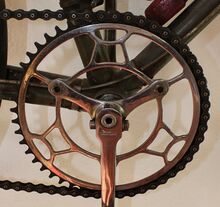 Diamant-Kettenblatt (Rennrad) Zeitraum: 193x bis 1953 Verwendung: Diamant Modell 67 Material: Stahl (verchromt) Befestigung: 3-Punkt-Befestigung (117 mm Lochkreisdurchmesser) Größe: 46, 48, 50 oder 52 Zähne Zahnbreite: 2,8 mm (für 1/8"-Kette) Bemerkungen: charakteristische "Diamant-Kelche" als Streben