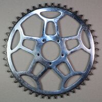 Diamant-Kettenblatt (Fahrrad) Zeitraum: bis Anfang 50er Jahre Verwendung: Diamant Modell 104 und 105 Material: Stahl (verchromt) Befestigung: 5-Punkt-Befestigung (50mm Lochkreisdurchmesser) Größe: 46 Zähne Zahnbreite: 1/8" Bemerkungen: charakteristische "Diamant-Kelche" als Streben