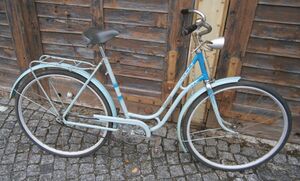 Diamant Modell 102, Baujahr 1955, in einer seltenen bunten Lackierung (blaugrau, blauer Strahlenkopf mit silbernen Spitzen). Nicht original sind der Scheinwerfer und der Sattel.