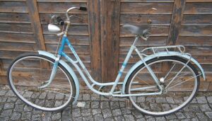 Recht gut zu erkennen sind hier die Befestigungspunkte für den Kettenschutz, für den Gepäckträger und für das Rücklicht. Ab 1956 befand sich das Rücklicht auf dem Schutzblech, der Gepäckträger wurde durch eine Ausführung in "Schwedenform" ersetzt.