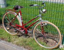 Diamant Modell 109, Baujahr 1955 Bis 1955 besaßen die Sporträder von Diamant noch eine Strahlenkopflackierung, wobei die hier gezeigte Lackierung in Rot mit silbernem Strahlenkopf die übliche Variante war.