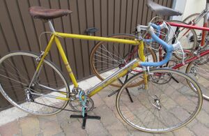 Nach 1956 aufgearbeitetes Modell 167; zahlreiche vergleichbare Exemplare aus dem Raum Chemnitz bekannt; markant sind vor allem der verchromte Hinterbau mit kleinen geprägten Kennziffern an den Ausfallenden, sowie die glanzverchromten Gabelscheiden.