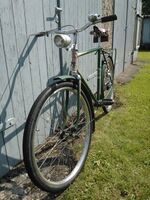 Das Steuerkopfschild aus Aluminium wurde bereits durch ein Abziehbild ersetzt; der Rest des Dekors (Welt- meisterringe und Strahlenkopf) ist noch wie in den Jahren zuvor.