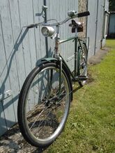 Das Steuerkopfschild aus Aluminium wurde bereits durch ein Abziehbild ersetzt, der Rest des Dekors (Weltmeisterringe und Strahlenkopf) ist noch wie in den Jahren zuvor.