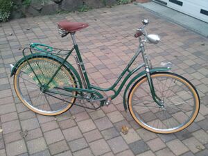 Ausführung 1964, Schutzbleche jetzt nur noch mit zwei weißen Linien Nicht original: Schutzblechfigur, Luftpumpe