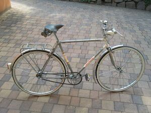 Ein mit Diamant-Dekor versehenes Sportrad aus Mifa-Produktion (zu erkennen an den Kettenstreben und am Gabelkopf) Nicht original: Sattel, Luftpumpe