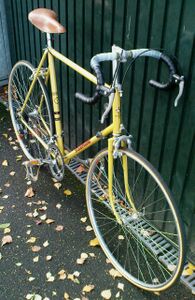 Die Ausstattung umfasst auch Importteile aus dem NSW (Mavic-Felgen, Maillard-Naben, zweifarbiges Lenkerband)