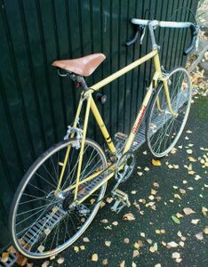 Markant bei diesen späten Modellen ist u.a. der in Rahmenfarbe lackierte Gabelkopf