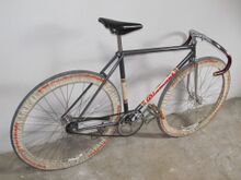 Modell 35 708 (Baujahr 1975) mit Reifenhüllen, die die dünnwandigen Bahn-Schlauchreifen beim Transport vor Schmutz und Schäden schützen sollen. (Details)