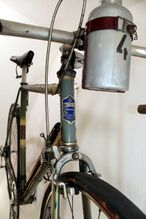 geätztes Steuerkopfschild mit Prägung der Modellnummer (entfiel bei den Nachkriegsmodellen)