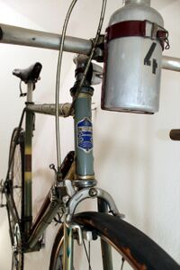 geätztes Steuerkopfschild mit Prägung der Modellnummer