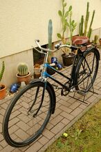 Ausstattung: Diamant-Lenker mit Tempo-Griffen; Klingel von M Ruhla; Ledersattel und Kunstleder-Tasche vom VEB Lederwarenfabrik Mühlhausen; Luftpumpe von Saxonia; Sportpedale von WEB; Bereifung von Heidenau