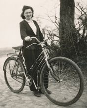 21. März 1954: Stolze Besitzerin eines Modell ED (Baujahr ca. Ende 1953) im Auslieferungszustand