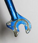 Typ: Rennrad-Gabel (alt) Zeitraum: 1954 - 1957 Modelle: alle Straßenrennräder Bemerkungen: für Achsdurch- messer FG 7,9 (Flügelmuttern), Gewindeloch zur Schutzblech- befestigung; nach unten gezogene Nase für leichteren Radwechsel