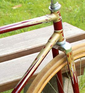 Diamant-Strahlenkopf in der ursprünglichen Ausführung (mit drei Strahlen an jedem Rohr und zahlreichen roten Spitzen)