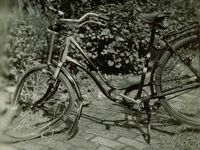 Diamant Modell 106 Baujahr 1954. Auf dieser Originalaufnahme lassen sich die Ausstattungsdetails gut erkennen. Deutlich wird hier, daß das Wickeln des Lichtkabels damals offenbar nicht sehr genau genommen wurde.