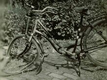 Dass die Verlegung des Beleuchtungskabels am Fahrrad nicht immer sehr genau genommen wurde, beweist dieses zeitgenössische Bild.