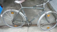 Ein Modell 35 202 aus dem Jahr 1964. Bei diesem Fahrrad (Fundzustand) handelt es sich um ein Beispiel für die nur kurzzeitig gebaute "Zwischenvariante": So besitzt es noch das seit 1956 verwendete Rahmendekor und Lackierungsschema, jedoch fehlen bereits das Steuerkopfschild und die am Hinterbau angelöteten Halterungen für den Gepäckträger.