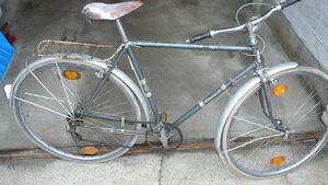 Ein Modell 35 202 aus dem Jahr 1964. Bei diesem Fahrrad (Fundzustand) handelt es sich um ein Beispiel für die nur kurzzeitig gebaute "Zwischenvariante": So besitzt es noch das seit 1956 verwendete Rahmendekor und Lackierungsschema, jedoch fehlen bereits das Steuerkopfschild und die am Hinterbau angelöteten Halterungen für den Gepäckträger.