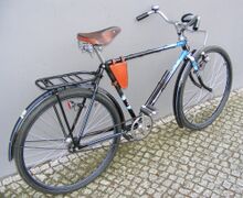 Felgen und Schutzbleche sind weiß und in der Farbe des Strahlenkopfes (in diesem Falle also blau) liniert, sie besitzen keine "Nasen" mehr. Auf dem hinteren Schutzblech befindet sich zusätzlich ein Diamant-Emblem.