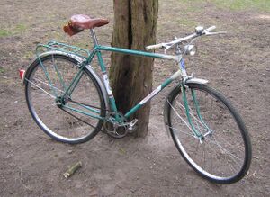 Referenz-Fahrrad (?) [=============================================== Bei diesem 1970 gebauten Sportrad sind die Mifa-Aufkleber an den Gabelscheiden auffällig. Frühe Sporträder aus Sangerhausener Fertigung besitzen häufiger diese eigentlich widersprüchliche Kombination aus Diamant- und Mifa-Rahmendekor.