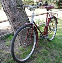 Auch die 26"-Tourensporträder hatten seit 1959 neue Typenbezeichnungen. Die Herrenausführung wurde als Modell 35 102 angeboten. Hier ein Exemplar aus dem Jahre 1962, bei dem der Dynamo fehlt. Die Luftpumpe ist nicht original.